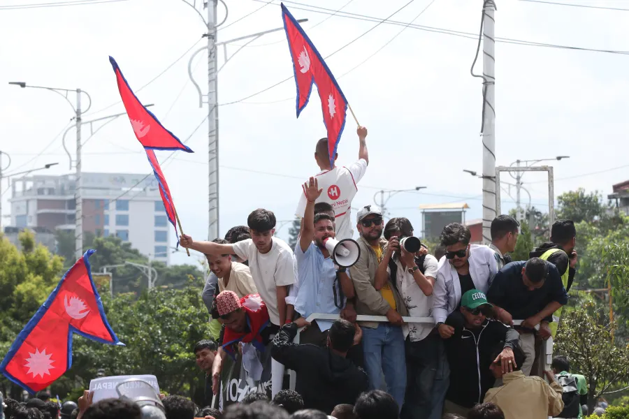 संसद् भवन परिसरमा प्रवेश गर्ने प्रयासपछि हवाई फायर