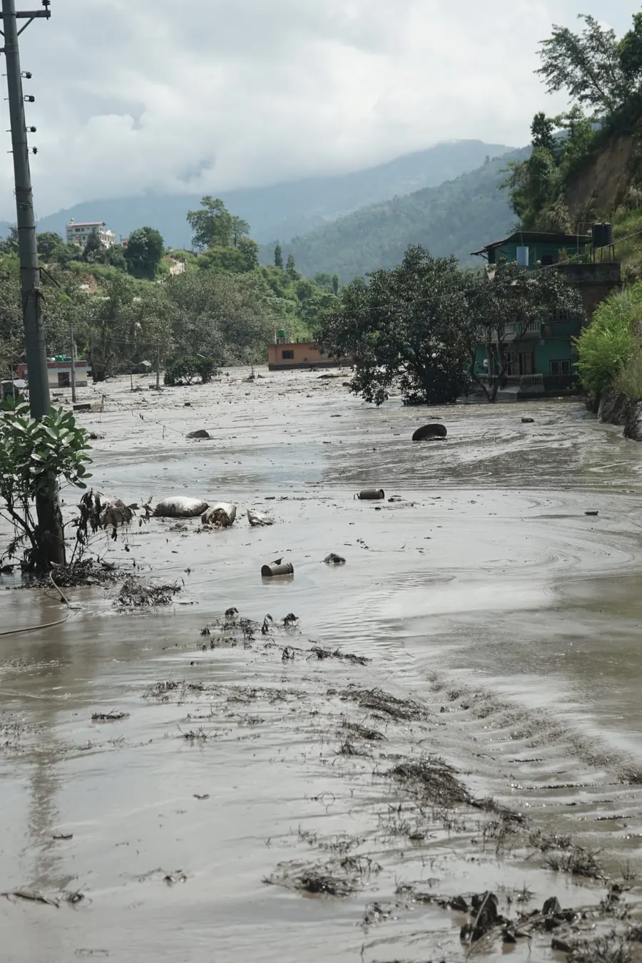बाढीबाट बच्न पाखा उक्लिएका २४५ जना उद्धारको पर्खाइमा